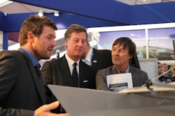 Victorien Erussard conversant avec Sébastien Bazin, PDG d'Accor et de Nicolas Hulot, parrain d'Energy Observer