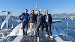 Les équipes CCR et d'Energy Observer se tiennent debout sur les panneaux solaires, à bord