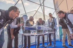 Les équipes du Groupe DELANCHY regardent la maquette d'Energy Observer à Boulogne-sur-Mer en 2017
