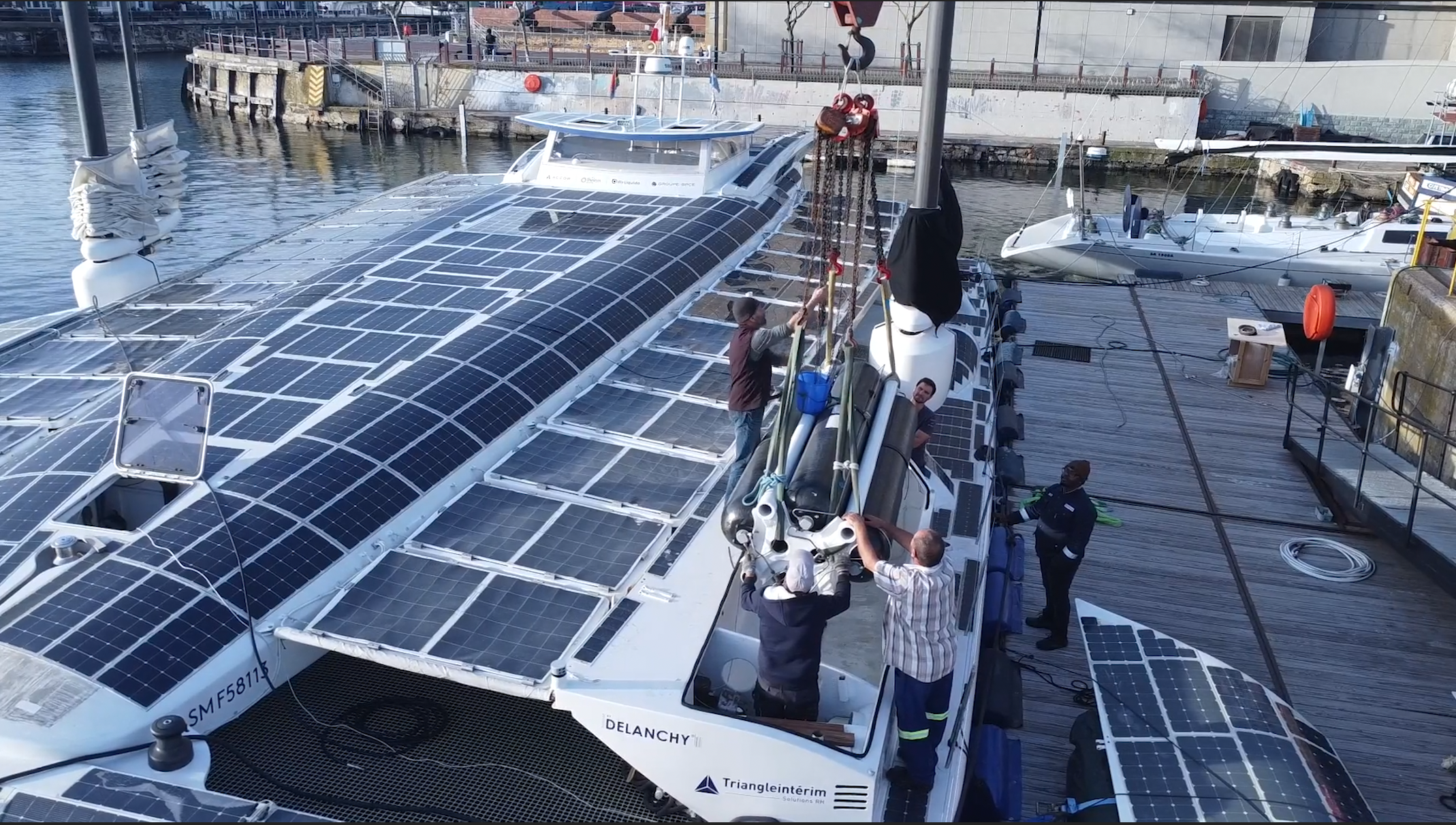 Les réservoirs d'hydrogène d'Energy Observer retirés de leurs caissons