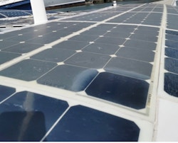 Photo des premiers essais de polish sur les panneaux photovoltaïques Solbian : mise en évidence du retrait du jaunissement sur la zone polishée