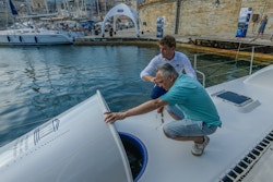 Marin présente les technologies du bateau à Dominique RIstori
