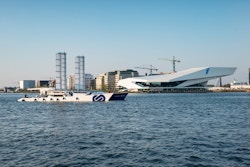 Energy Observer navigue le long d'Amsterdam
