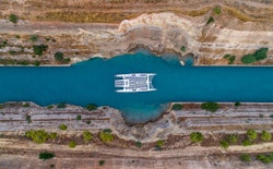 Photo de drone prise de haut du bateau traversant le Canal de Corinthe
