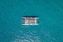 Photo de drone prise de eau du bateau au plein milieu de l'eau