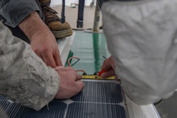 Des personnes sont en train de mesurer des panneaux solaires