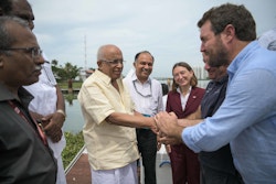 Victorien Erussard avec M. K. Krishnanjutty, Ministre de l'énergie et de l'électricité, Gouvernement du Kerala