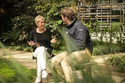 Jérôme discutant avec une femme du futur vert d'Amsterdam