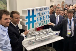 Photo de Victorien Erussard et Emmanuel Macron en 2018