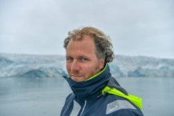 Portrait of Jérome Delafosse in front of a glacier