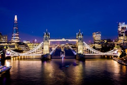 Photo d'Energy Observer sous le Tower Bridge à Londres