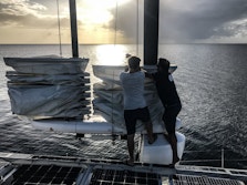 Deux membres d'équipage procèdent à une maintenance sur les OceanWings®