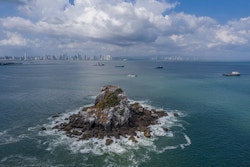 Drone au-dessus de l'océan devant Panama City
