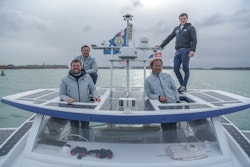 L'équipe navigante sur le pont d'Energy Observer