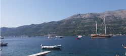 Energy Observer longe la ville de Zadar entouré de bateaux