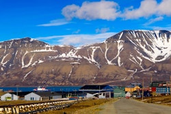 Picture of mountains next to Longyearbyen